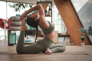 yoga pose knappe vrouw